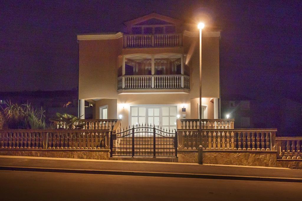 Apartment Vukadin Pula Exterior photo